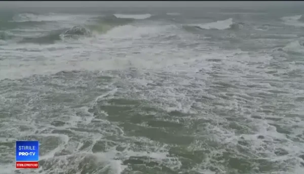 Ninge de ore bune la malul mării. Vjelia a dus la închiderea porturilor