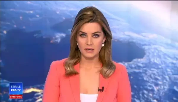 O mașină a ars complet, într-o parcare din Caraș-Severin