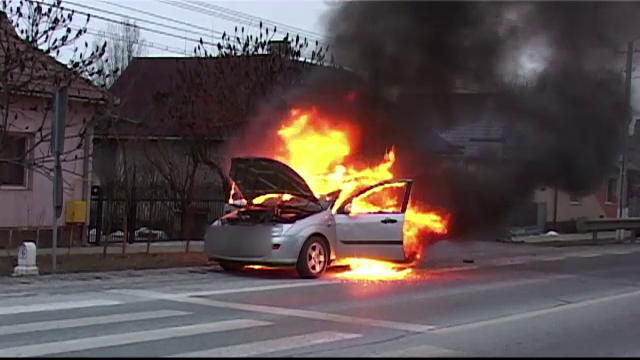 Mașina unei șoferițe din Bistrița, cuprinsă de flăcări în trafic