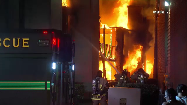 O mamă și cei trei copii, salvați la limită dintr-o clădire în flăcări