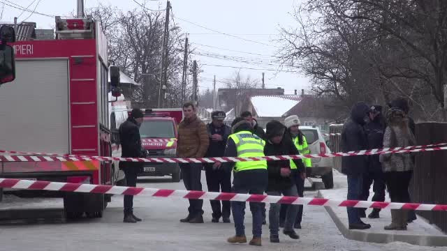 Mamă si fiul ei, moarte într-un incendiu. Aveau răni produse de un cuțit pe corp