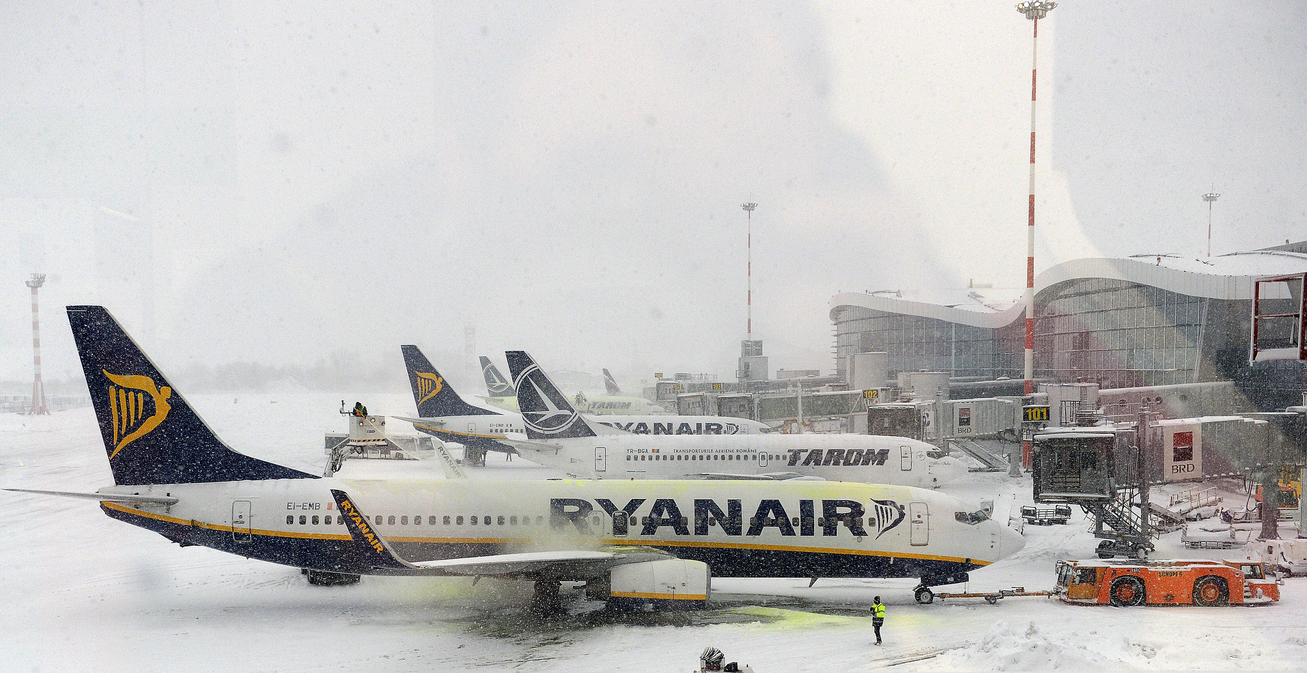 Curse aeriene anulate în România, din cauza condițiilor meteo. Informații aeroport Otopeni