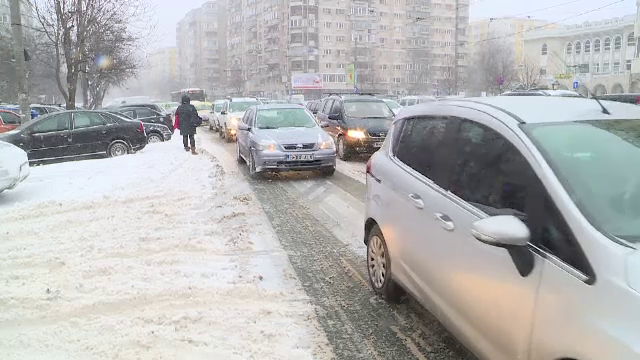 Ninsoarea a îngropat Capitala în zăpadă. Cum s-a circulat marți