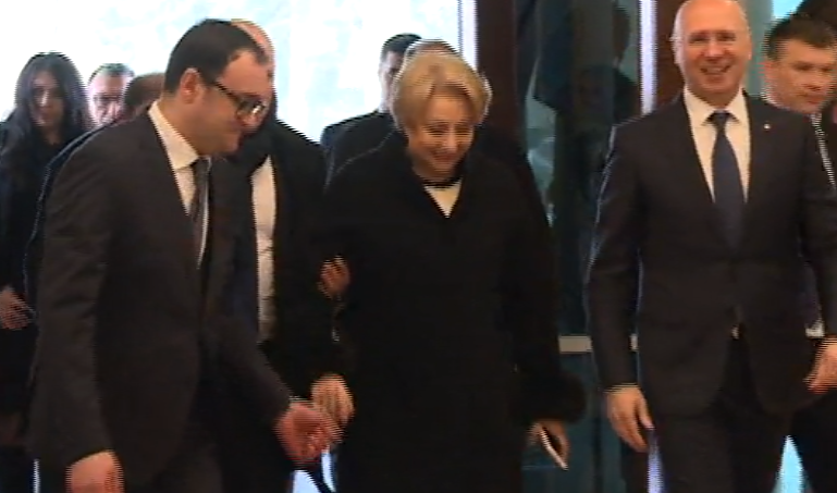 Momentul în care Viorica Dăncilă alunecă la intrarea în Reşedinţa de Stat a R. Moldova. VIDEO