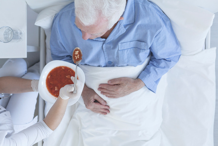 Infirmiere prinse în timp ce furau hrana destinată pacienţilor, în Bistrița-Năsăud