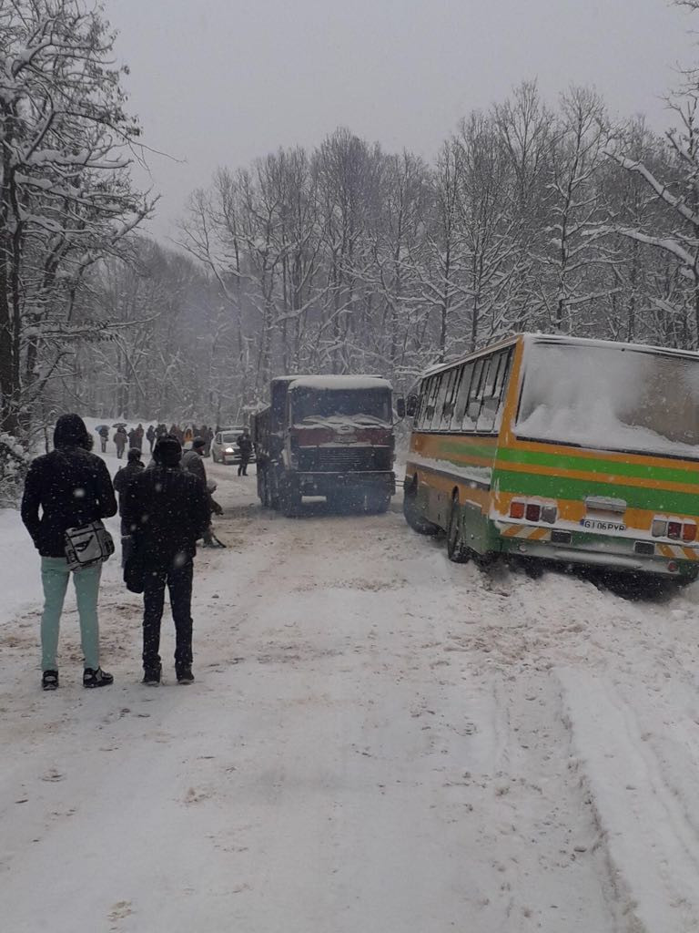 Autobuz plin cu elevi, în șant din cauza condițiilor meteo nefavorabile