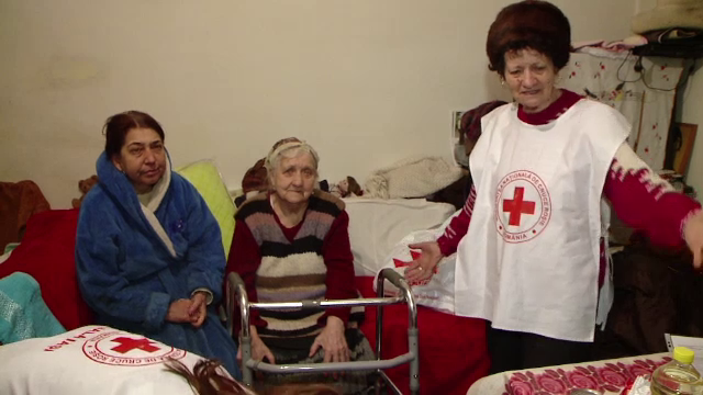 Bătrâni din Iași, rămași singuri, ajutați de Crucea Roșie. ”Le ducem alimente și haine groase”
