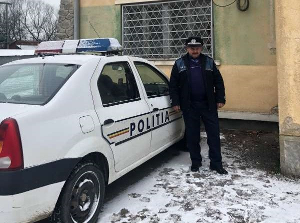Un poliţist aflat în timpul liber a scos doi minori dintr-o casă în flăcări, salvându-le viaţa