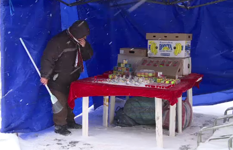 Comercianții de mărțișoare, supărați pe Firea pentru că a închis școlile de 1 martie