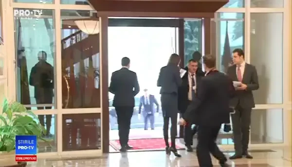 Momentul în care Viorica Dăncilă alunecă la intrarea în Reşedinţa de Stat a R. Moldova