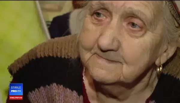 Bătrâni din Iași, rămași singuri, ajutați de Crucea Roșie. Le ducem alimente și haine groase