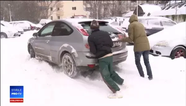 Străzi pline de zăpadă în București. Suntem în centrul oraşului și nu este deszăpezit