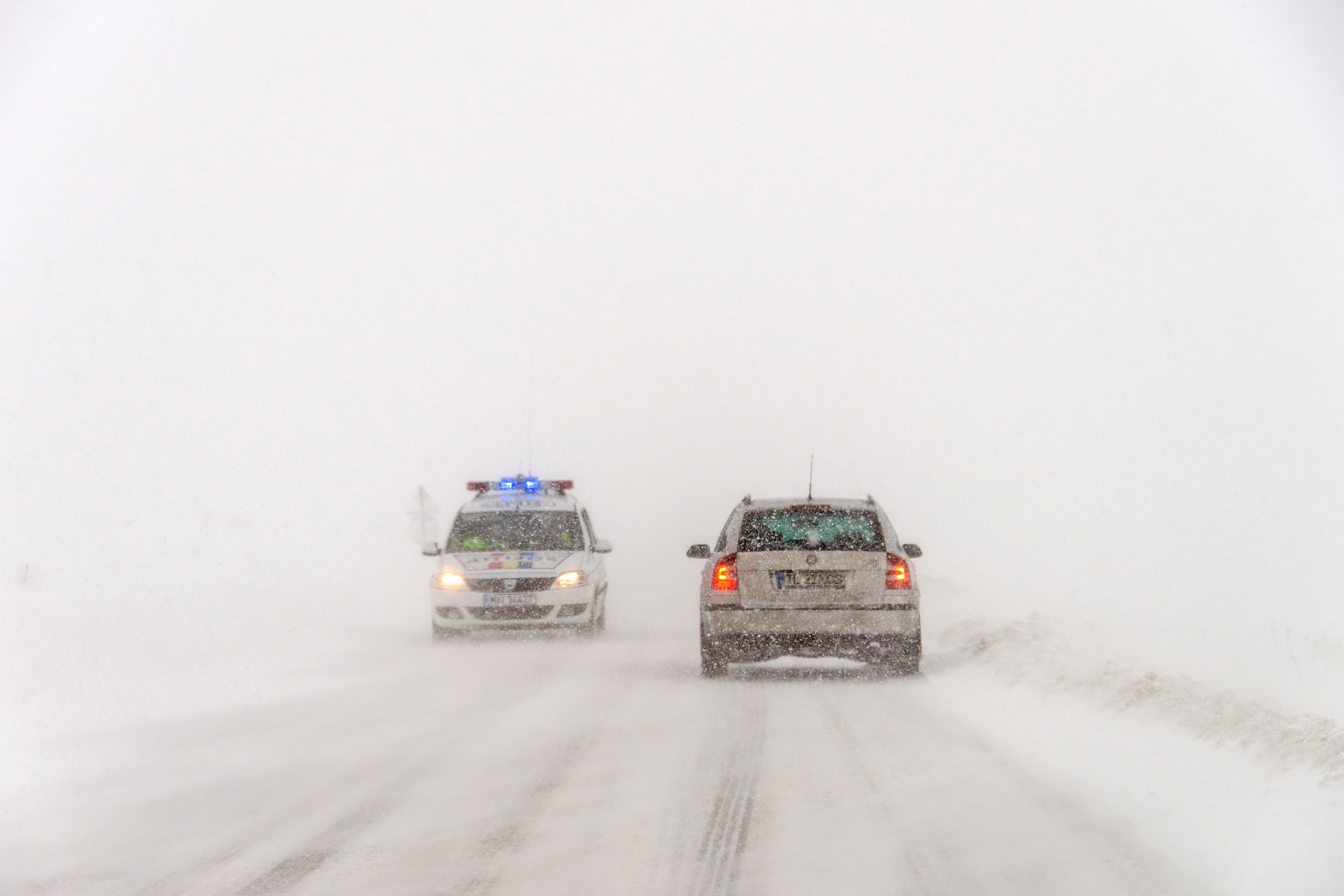 Ploi slabe în unele regiuni, duminică. Zonele în care o să ningă marți