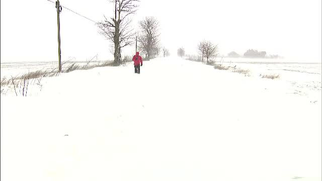 A treia zi de ger și ninsori. Situație critică în Dobrogea: toate drumurile naționale din Călărași sunt blocate