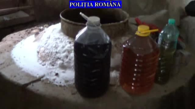 Descinderi în Prahova, la persoane care ar fi fabricat băuturi spirtoase fără autorizație