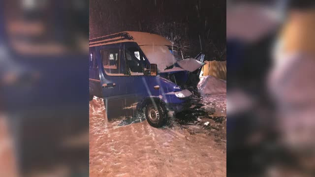 Un şofer de microbuz a derapat pe polei şi a intrat într-un autobuz, în Dâmboviţa.