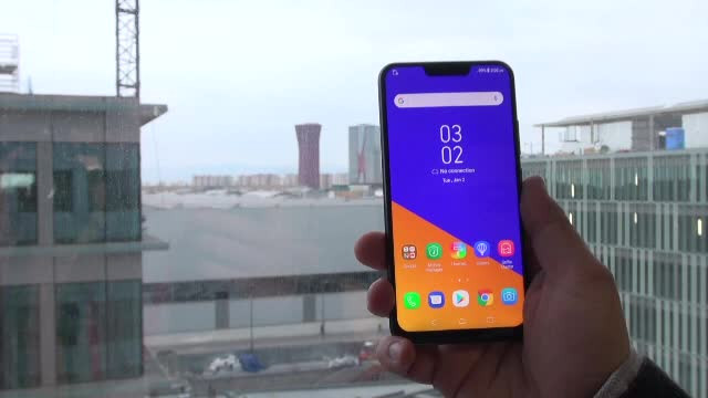 iLikeIT. S-a lansat Asus Zenfone 5: ”Seamănă izbitor cu iPhone 10, dar la o treime din preț”