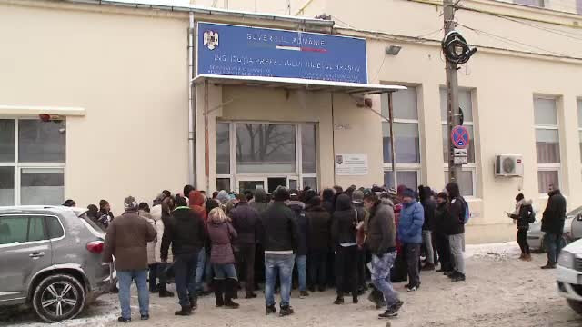 Coadă la permise în ger, la Braşov. Oamenii nu sunt lăsaţi în clădire, fiindcă acolo ar fi "secrete"