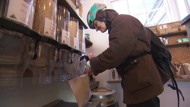 Soluțiile găsite de antreprenorii care au declarat război plasticului