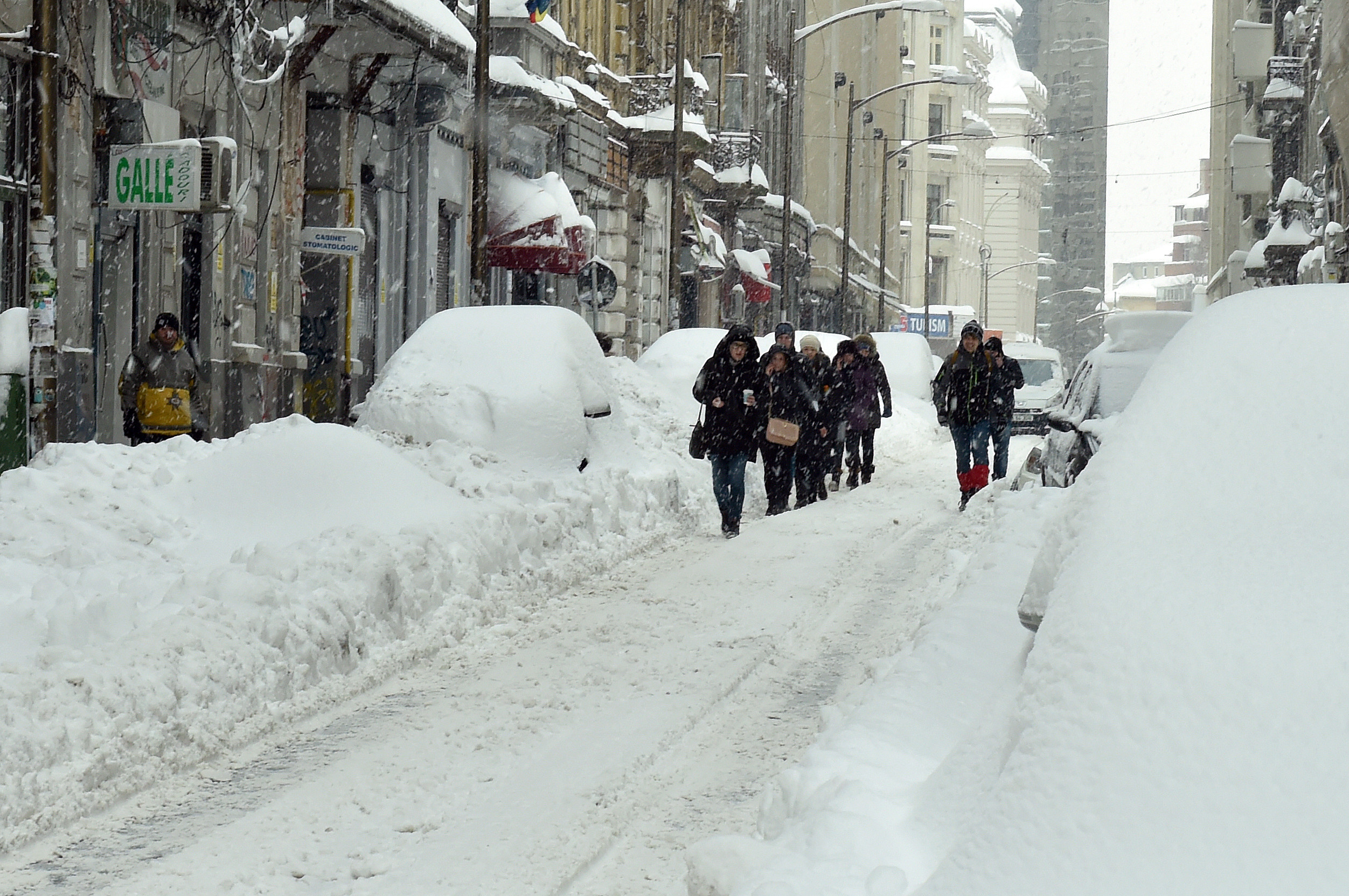 Ninsori și viscol în aproape toată țara, joi. Când revine gerul