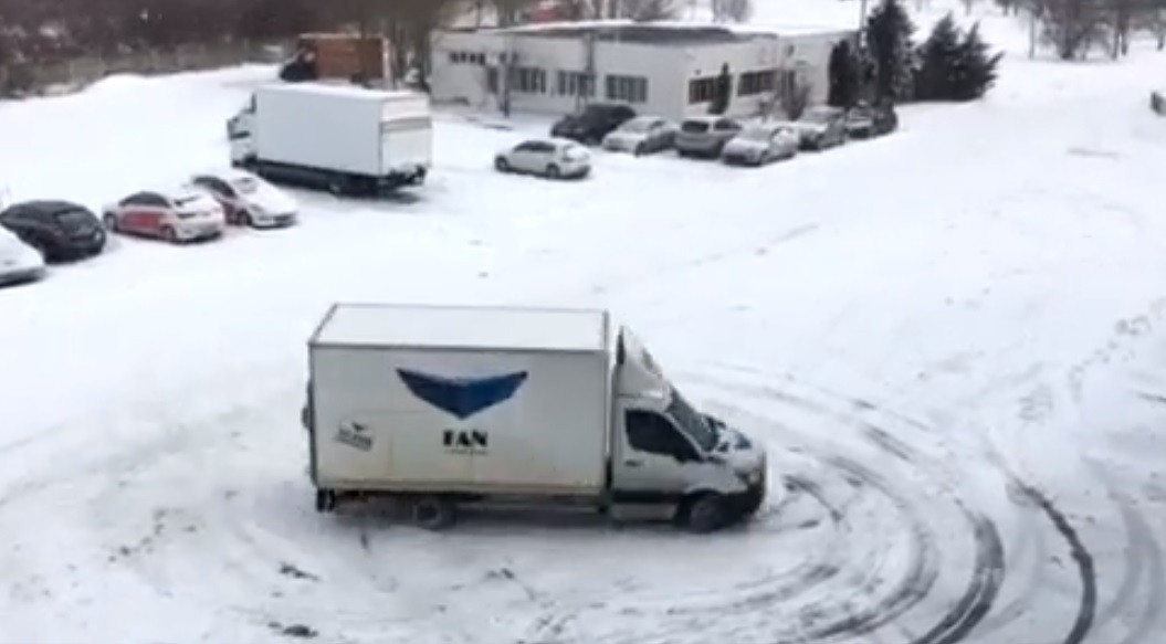 Șofer de curierat, filmat făcând derajape pe zăpadă. ”Vă întrebaţi unde sunt coletele?“