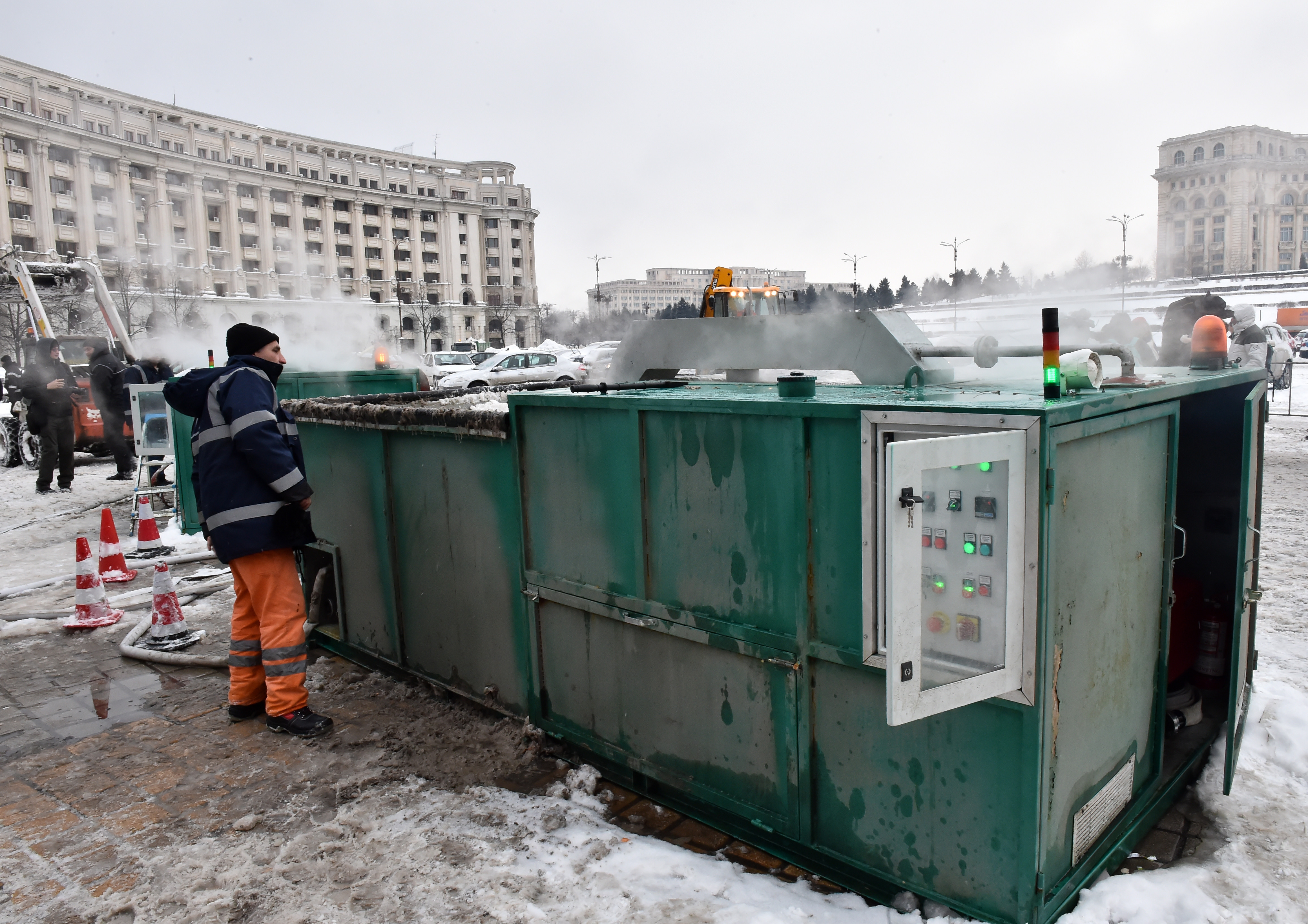 Capitala, curățată cu 12 de maşini de topit zăpada. Utilajele, prezentate de primarul Firea