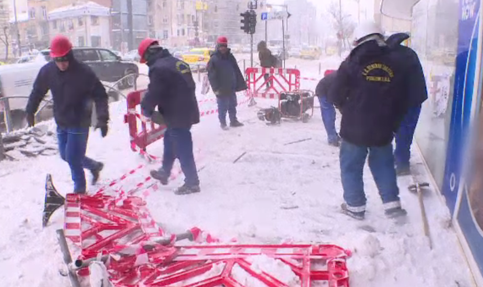 Cum se descurcă românii nevoiţi să stea 12 ore în frig din cauza muncii lor