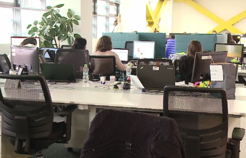 Munca la distanţă, reglementată oficial în România. Angajații care pot lucra acasă sau la cafenea