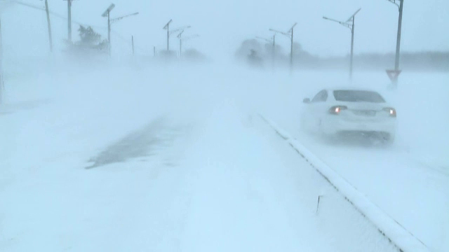 Ciclon puternic în zona litoralului. Drumuri închise și localități izolate în Dobrogea