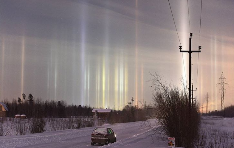 Fenomen rar pe cerul din Sankt Petersburg. Cum apar "stâlpii de lumină". FOTO