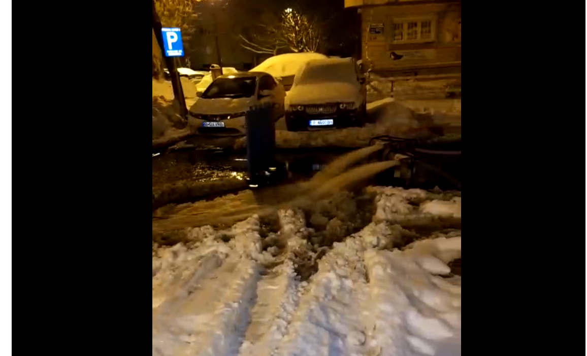 Stradă din Capitală inundată după o avarie masivă la o conductă de apă