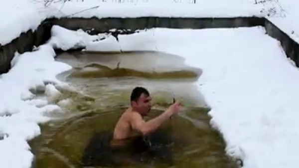 Tânăr filmat în timp ce se scufundă în bazin la -15 grade Celsius și prinde păstrăvi cu mâna