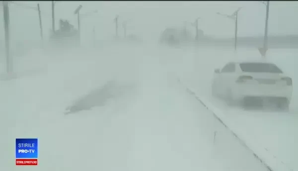 Cod portocaliu la Constanţa. O ambulanţă cu 2 copii a rămas blocată în zăpadă