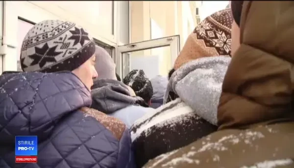 Coadă la permise în ger, la Braşov. Oamenii nu sunt lăsaţi în clădire, fiindcă acolo ar fi secrete