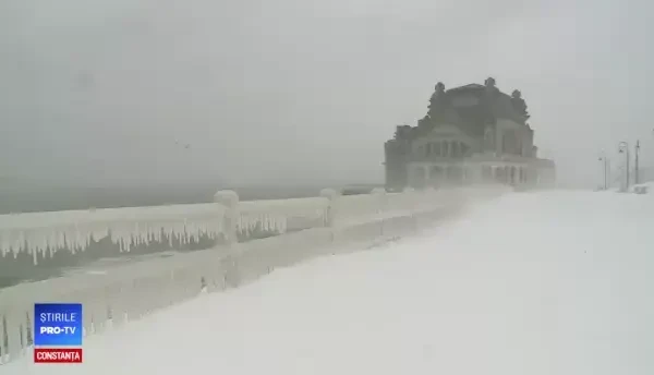 Litoralul, lovit de un ciclon. Imagini spectaculoase surprinse pe faleza din Constanța. VIDEO