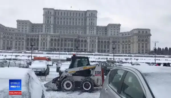 Capitala, curățată cu 12 de maşini de topit zăpada. Utilajele, prezentate de primarul Firea