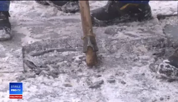 Cum se descurcă românii nevoiţi să stea 12 ore în frig din cauza muncii lor