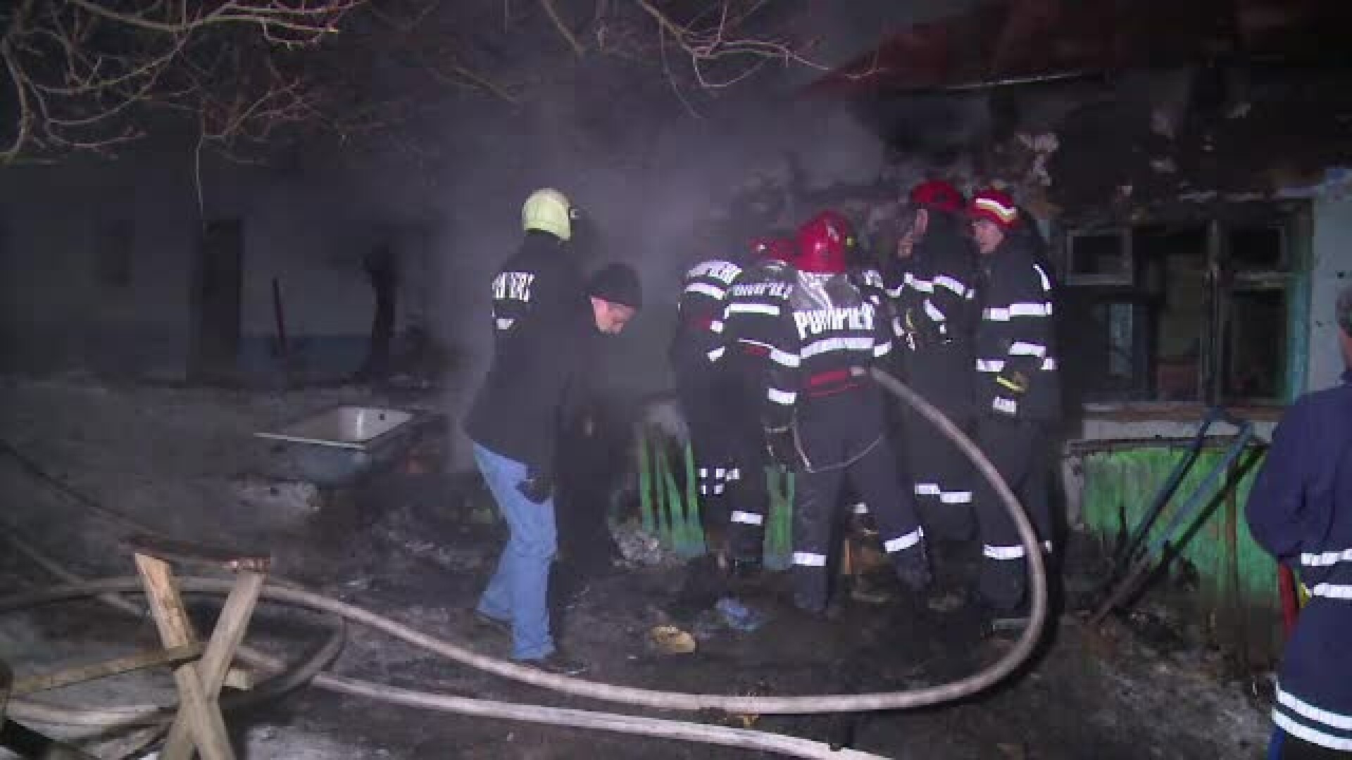 O bătrână a ars de vie din cauza lumânării pe care şi-o aprinsese. Satul nu are curent