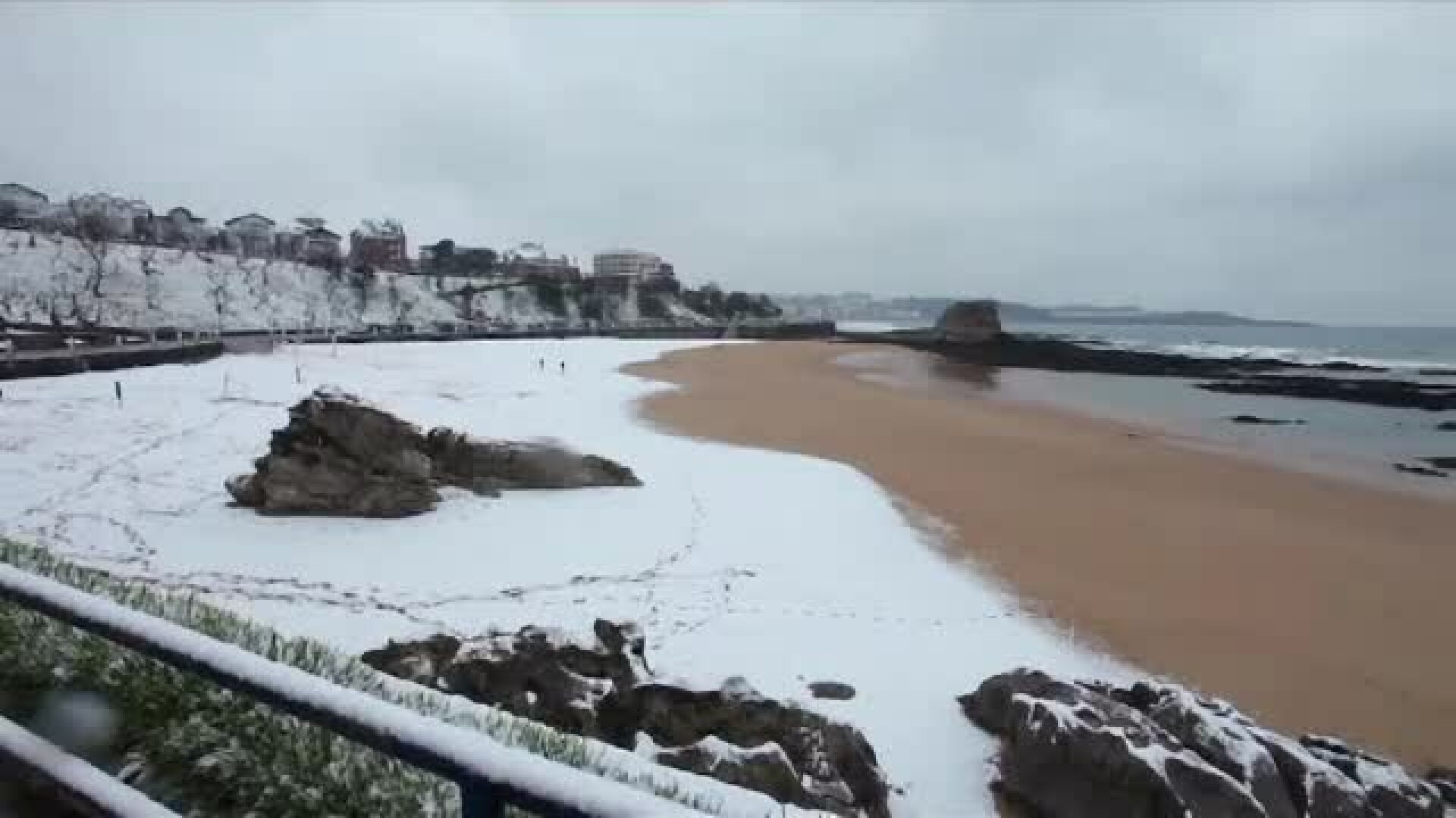 Plajele din Spania, acoperite de zăpadă. Autorităţile au anunţat cod roşu