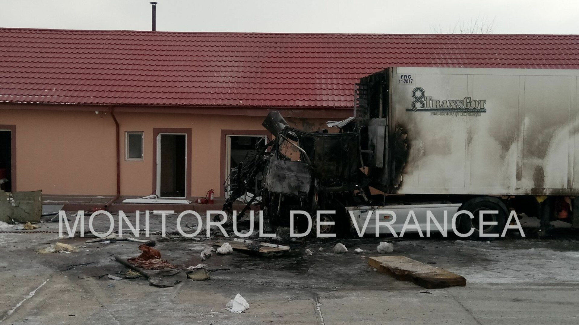Două persoane cu arsuri pe toată suprafața corpului după ce un TIR a luat foc