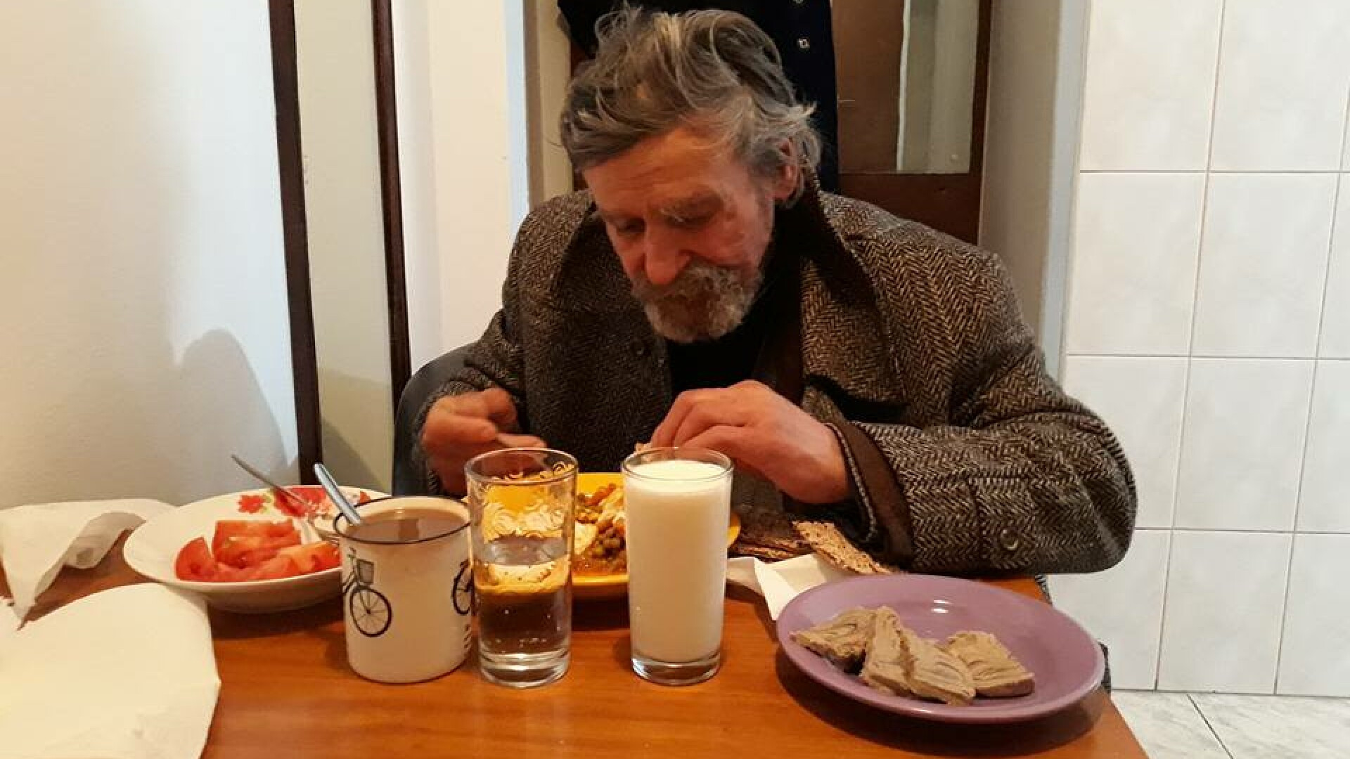 O tânără din Timișoara a întâlnit un sărman pe stradă și l-a luat acasă. Continuarea e emoționantă