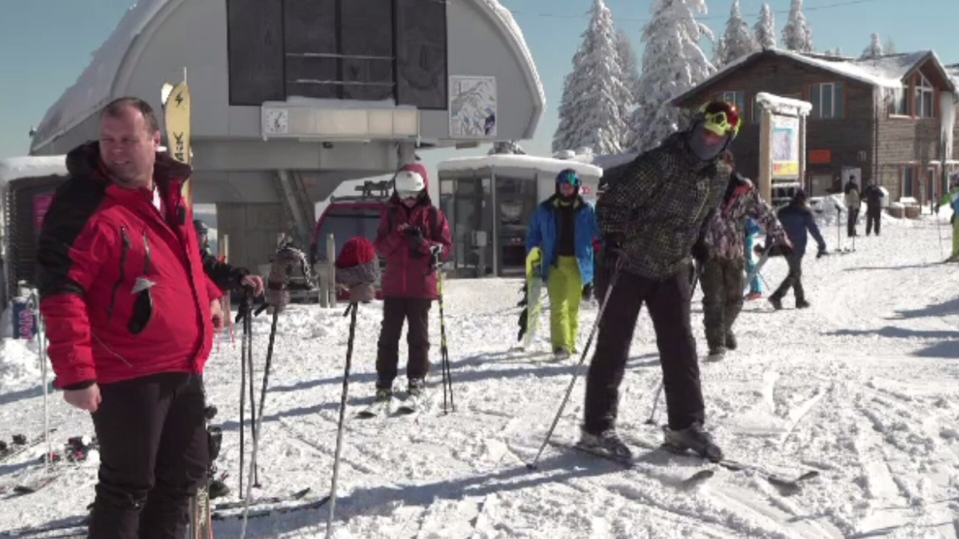 Raiul zăpezii la munte. Hotelierii se bucură de turiști din belșug