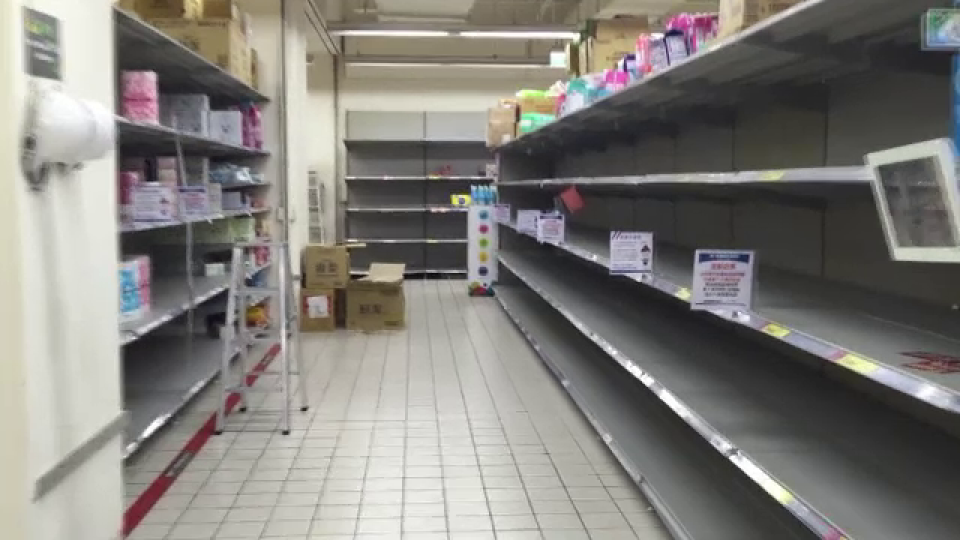 Țara unde oamenii au golit rafturile magazinelor de hârtie igienică