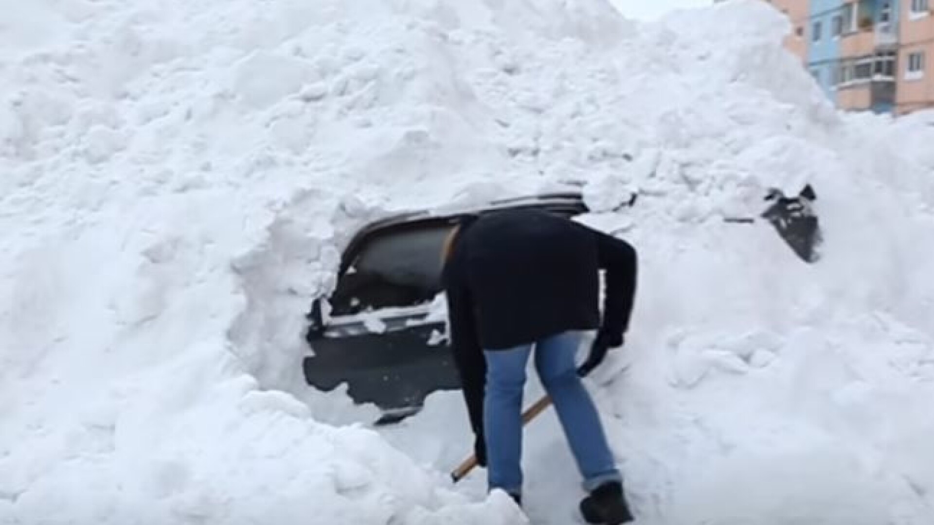 Orașul unde un șofer a săpat două ore să-și scoată mașina de sub zăpadă. VIDEO
