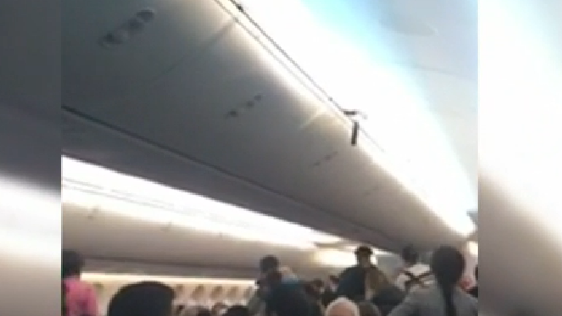 Telefonul unei femei a luat foc cu puţin înainte de decolarea unui avion Air Canada