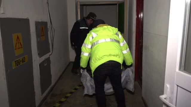 O femeie a murit arsă în casă iar mama ei e la spital din cauza unei ţigări