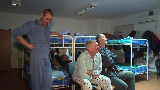Oamenii străzii, aduşi în adăposturi. "Dacă dormeam afară, ne găsea lumea morţi"