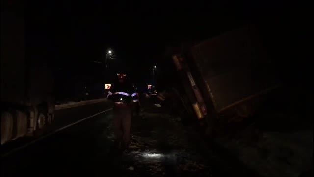 Un şofer de TIR a făcut dezastru pe Dealul Negru. Ce ar fi încercat să evite