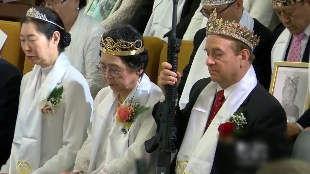 O biserică din SUA îi îndeamnă pe credincioși să vină înarmați la slujbă