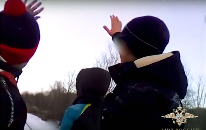 Cinci copii s-au filmat pe calea ferată, în timp ce trenul venea spre ei cu viteză